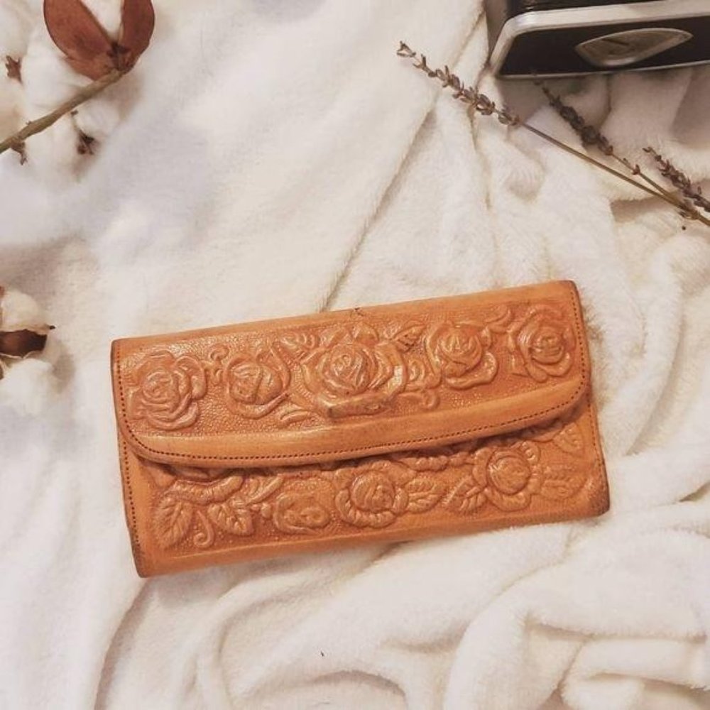 Vintage Rose Engraved Leather Clasp Wallet Cognac